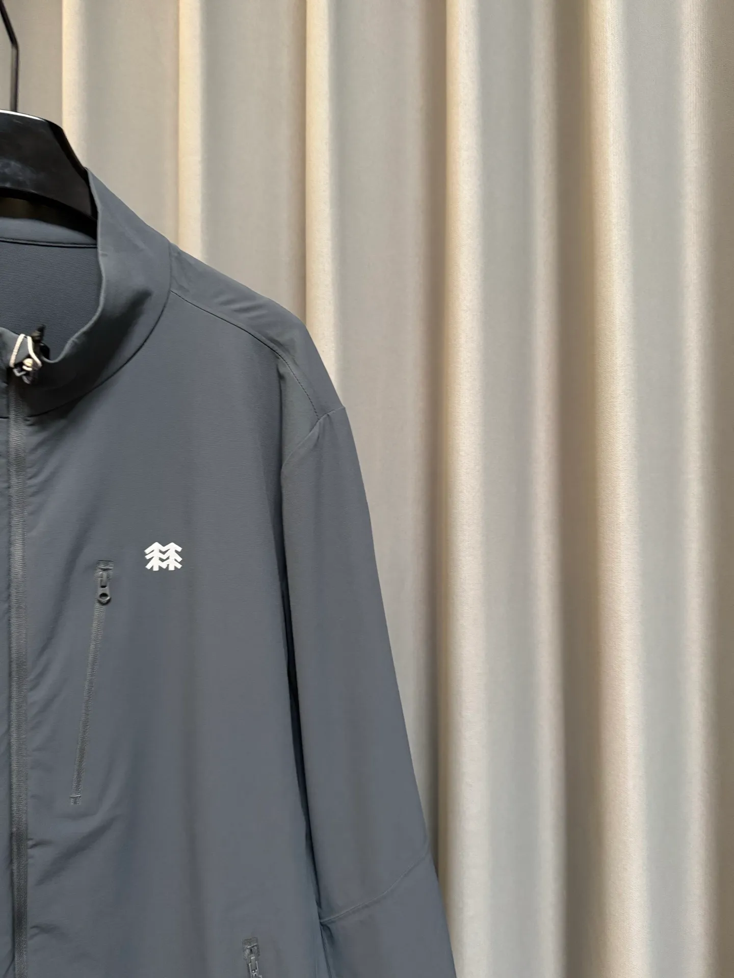 [Premium replica] KOLON SPORT/Kelon 26Fw TECHSHELL 3L soft shell jacket, stretch thin jacket (grey blue), originally purchased from KF, exclusive customization, custom dyed fabric, light and breathable, windproof and water repellent, hand pockets, taped inside, comfortable and not stuffy, look for the correct version Size: m/l/xl/2xl/3xl/4xl